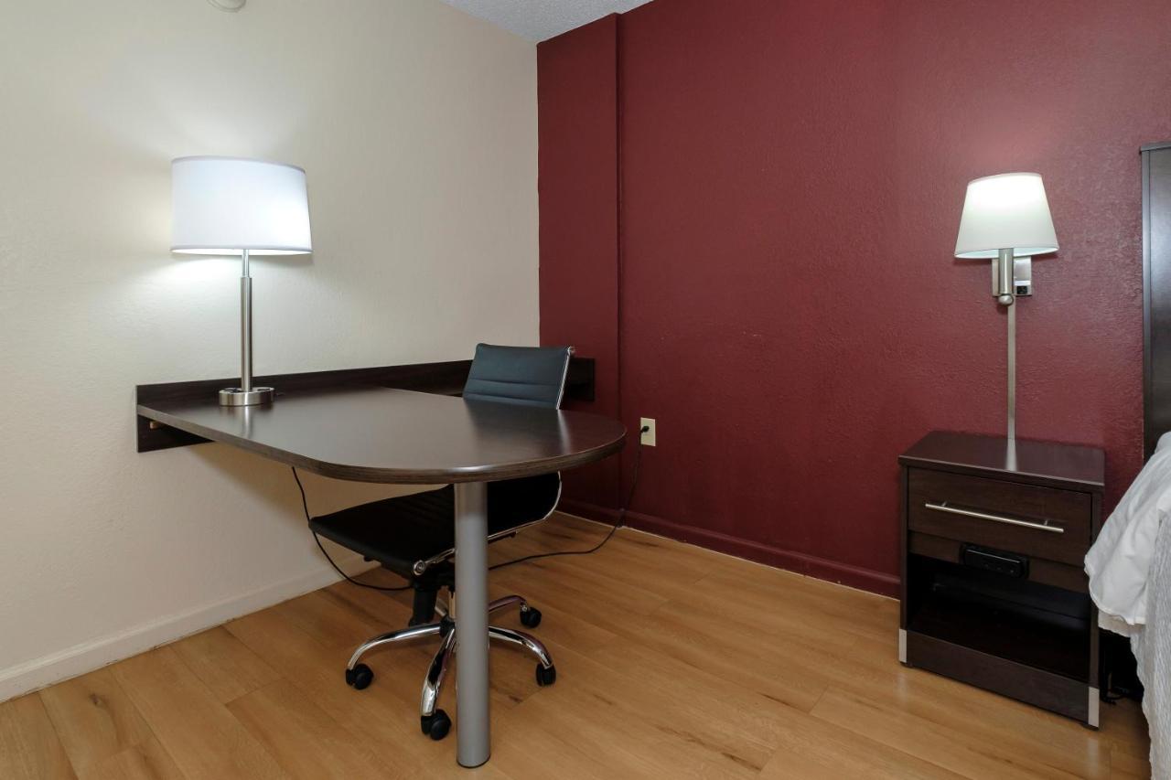 Red Roof Inn Хилсвилл Экстерьер фото